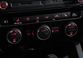 Подержанный автомобиль Volkswagen Jetta Sedan 2017 года (18 фото)