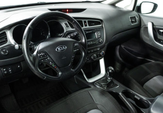 Подержанный автомобиль Kia Ceed Hatchback 2013 года (11 фото)
