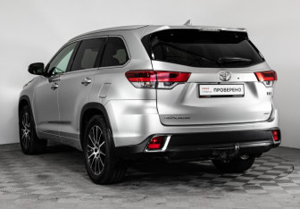 Подержанный автомобиль Toyota Highlander 2019 года (7 фото)