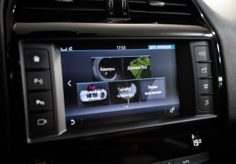 Подержанный автомобиль Jaguar XE 2016 года (14 фото)