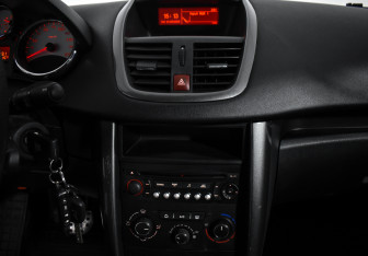 Подержанный автомобиль Peugeot 207 Hatchback 2010 года (14 фото)