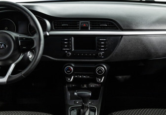 Подержанный автомобиль Kia Rio Sedan 2018 года (14 фото)