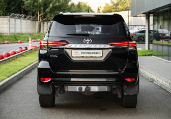 Подержанный автомобиль Toyota Fortuner 2019 года (7 фото)