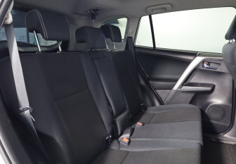 Подержанный автомобиль Toyota RAV4 2016 года (15 фото)