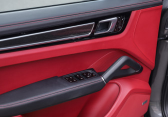 Подержанный автомобиль Porsche Cayenne 2018 года (26 фото)