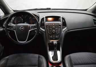 Подержанный автомобиль Opel Astra Sedan 2013 года (13 фото)
