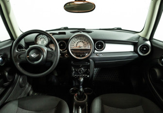 Подержанный автомобиль MINI Hatch 2011 года (13 фото)