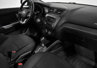 Подержанный автомобиль Kia Rio Hatchback 2014 года (14 фото)