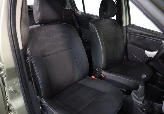 Подержанный автомобиль Renault Sandero 2012 года (16 фото)