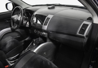 Подержанный автомобиль Mitsubishi Outlander 2011 года (12 фото)