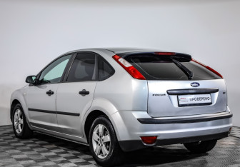 Подержанный автомобиль Ford Focus Hatchback 2007 года (7 фото)