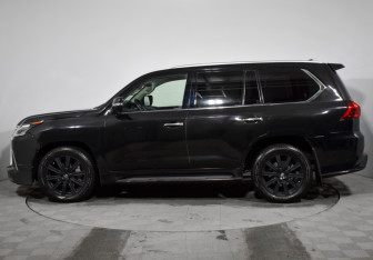 Подержанный автомобиль Lexus LX 2015 года (8 фото)