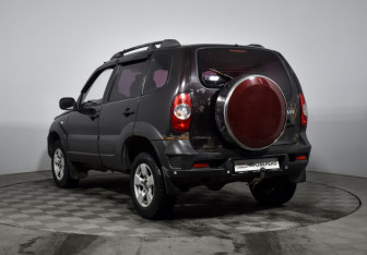 Подержанный автомобиль Chevrolet Niva 2011 года (7 фото)
