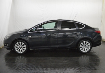 Подержанный автомобиль Opel Astra Sedan 2014 года (8 фото)