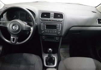 Подержанный автомобиль Volkswagen Polo Sedan 2013 года (14 фото)