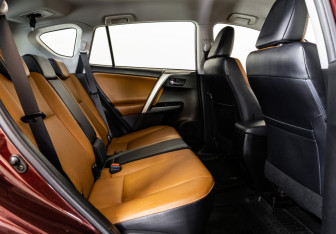 Подержанный автомобиль Toyota RAV4 2016 года (19 фото)