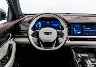 Подержанный автомобиль Geely Monjaro 2022 года (15 фото)