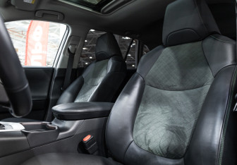 Подержанный автомобиль Toyota RAV4 2022 года (13 фото)