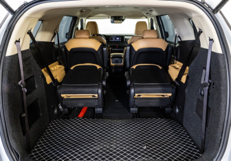 Подержанный автомобиль Kia Carnival 2022 года (31 фото)