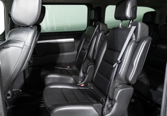 Подержанный автомобиль Peugeot Traveller 2018 года (10 фото)