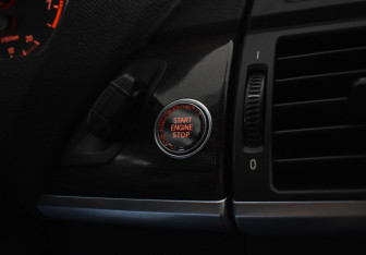 Подержанный автомобиль BMW X5 2012 года (17 фото)