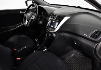 Подержанный автомобиль Hyundai Solaris Hatchback 2015 года (15 фото)