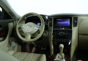 Подержанный автомобиль Infiniti QX70 2013 года (13 фото)
