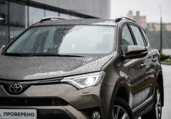 Подержанный автомобиль Toyota RAV4 2017 года (2 фото)