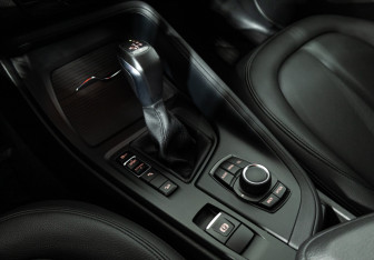 Подержанный автомобиль BMW X1 2015 года (18 фото)