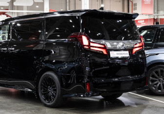 Подержанный автомобиль Toyota Alphard 2018 года (10 фото)