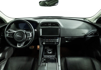 Подержанный автомобиль Jaguar F-Pace 2019 года (13 фото)