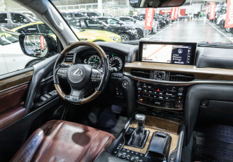 Подержанный автомобиль Lexus LX 2016 года (15 фото)