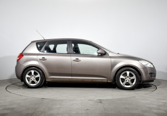Подержанный автомобиль Kia Ceed Hatchback 2008 года (4 фото)