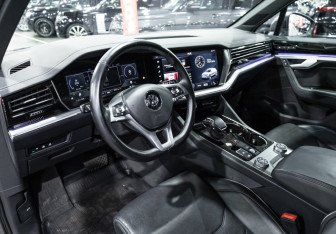Подержанный автомобиль Volkswagen Touareg 2019 года (16 фото)