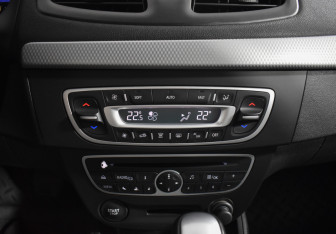 Подержанный автомобиль Renault Fluence 2010 года (15 фото)