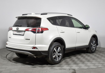 Подержанный автомобиль Toyota RAV4 2017 года (5 фото)