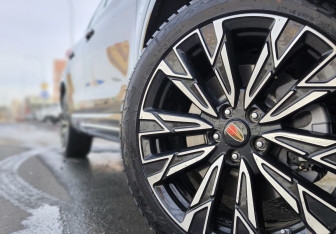 Подержанный автомобиль Hongqi HS5 2024 года (12 фото)