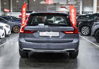 Подержанный автомобиль Volvo V90 Cross Country 2019 года (10 фото)