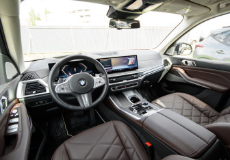 Подержанный автомобиль BMW X5 2024 года (9 фото)