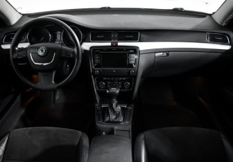 Подержанный автомобиль Skoda Superb Liftback 2011 года (16 фото)
