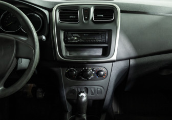 Подержанный автомобиль Renault Logan Sedan 2016 года (14 фото)