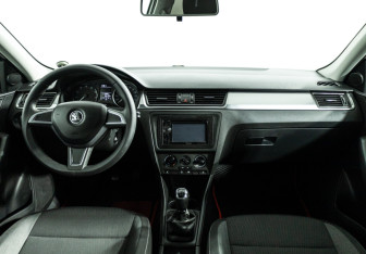 Подержанный автомобиль Skoda Rapid Liftback 2014 года (13 фото)