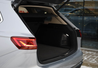 Подержанный автомобиль Volkswagen Touareg 2021 года (28 фото)