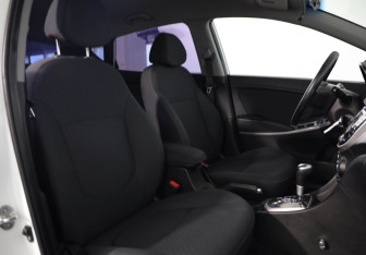 Подержанный автомобиль Hyundai Solaris Hatchback 2013 года (11 фото)