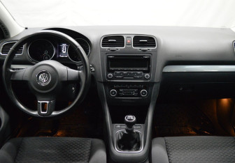 Подержанный автомобиль Volkswagen Golf Hatchback 2012 года (13 фото)