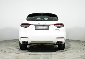 Подержанный автомобиль Maserati Levante 2017 года (6 фото)