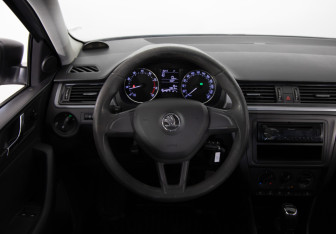 Подержанный автомобиль Skoda Rapid Liftback 2017 года (10 фото)