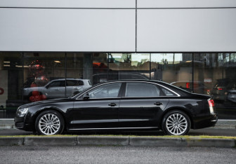 Подержанный автомобиль Audi A8 2011 года (9 фото)