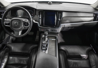 Подержанный автомобиль Volvo V90 Cross Country 2017 года (15 фото)