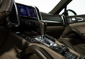 Подержанный автомобиль Porsche Cayenne 2010 года (18 фото)